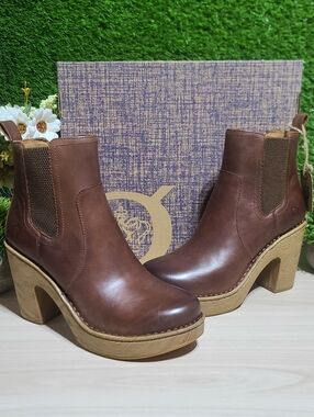 BORN Channing Chelsea Brown Boots - US Women's 7.5 M New